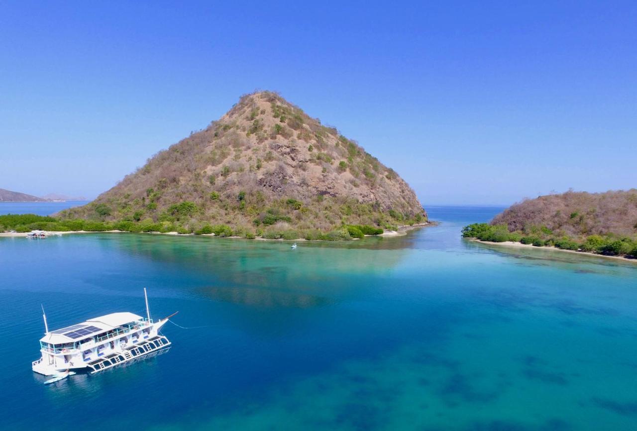 Le Pirate Boatel - Floating Hotel Labuan Bajo Exterior foto